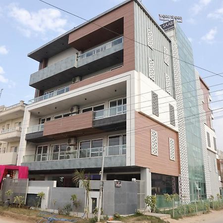 Vaabi Saabi Hotel Gurgaon Bagian luar foto