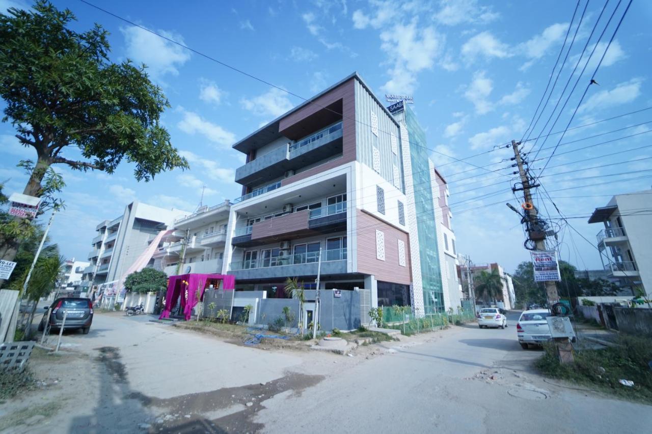 Vaabi Saabi Hotel Gurgaon Bagian luar foto